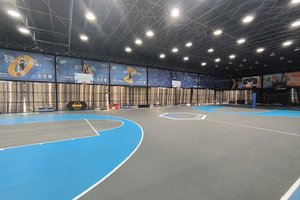 哪里可以找到适合青少年篮球训练的场地?